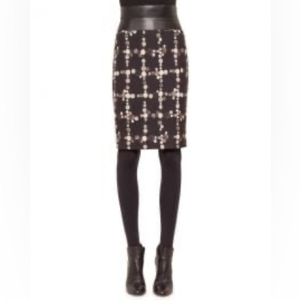 Akris Pun­to Faux Leather High Waist But­ton Print Pen­cil Skirt
